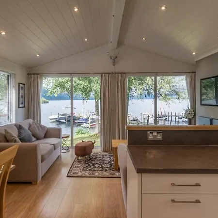 בית נופש Mere Lodge - Lake Views