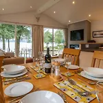 Mere Lodge - Lake Views